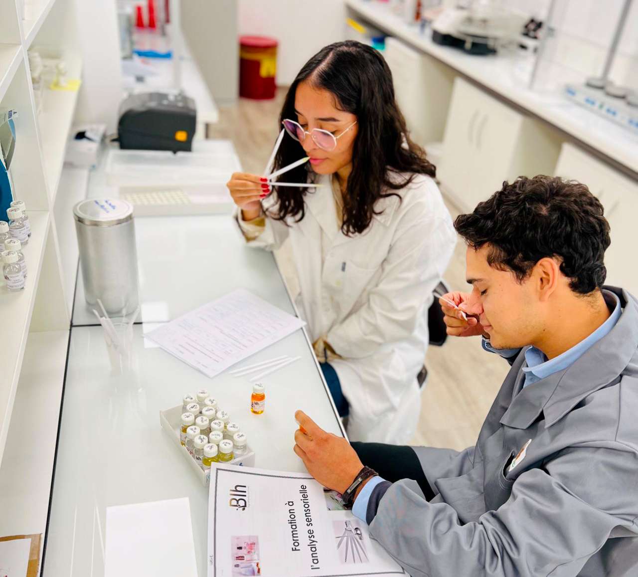 Distributeur en matières premières aromatiques